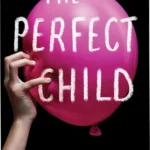 Capa do livro The Perfect Child mostrando um casal sorrindo com uma criança assustadora em fundo escuro, sugere suspense psicológico