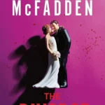 Capa do livro The Divorce por Freida McFadden, mostrando uma mulher olhando com suspense para uma casa e um homem suspeitos ao fundo.